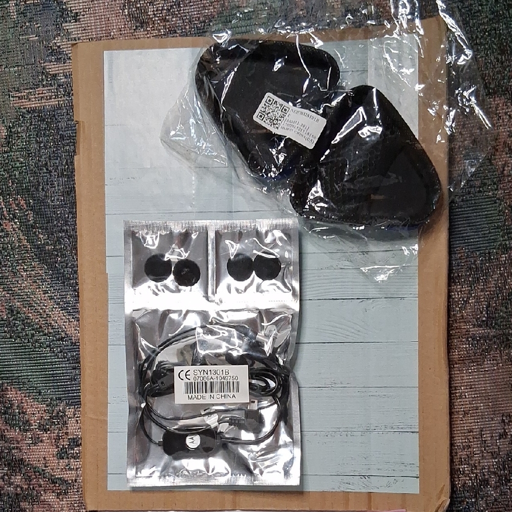 Motorola Mini USB Hajds Free Headphones And Bonus Carry Case.